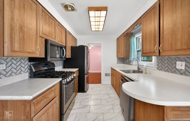 Gorgeous 3 Bedroom Home in Mount Prospect!