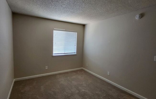 2 beds, 1 bath, $1,550, Unit 18