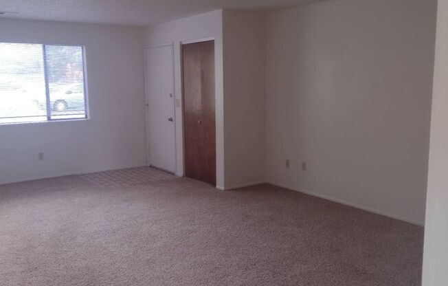 2 beds, 1 bath, 907 sqft, $1,100, Unit B103