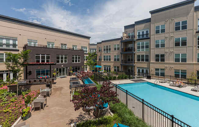 Mallory Square - Apartments in Downtown Rockville - swimming pool