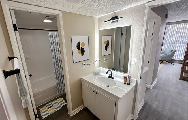 1 bed, 1 bath, 740 sqft, $925
