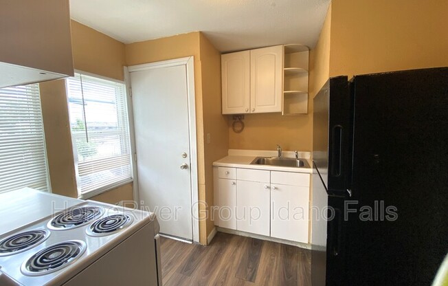 1350 1/2 LK AVE