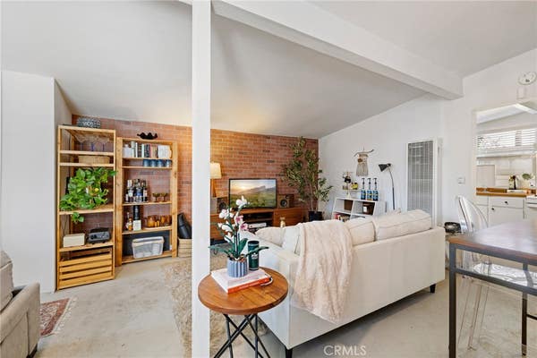 1583 W 48 ST