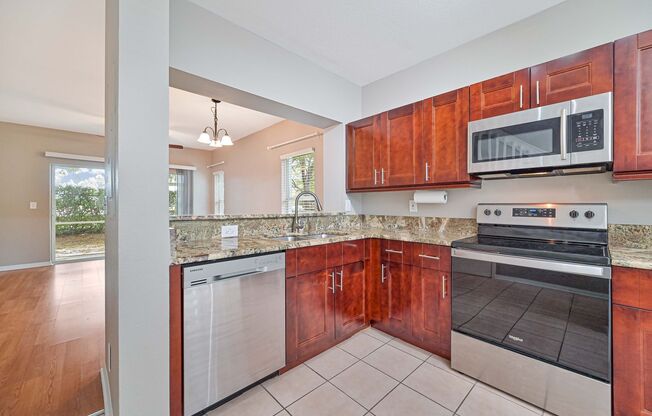 Move-In Ready! 2 BED/2.5 BATH END UNIT in Cypress Landing!