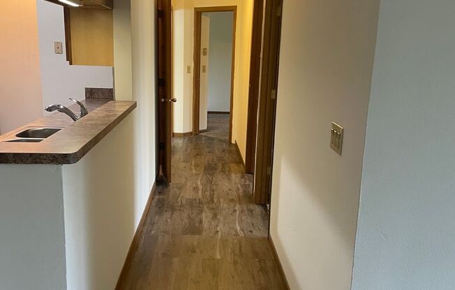 3 beds, 1 bath, 1,040 sqft, $1,695, Unit 3172-303