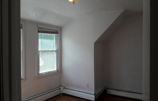 2 beds, 1 bath, $2,095, Unit Unit 4 (3rd Fl)