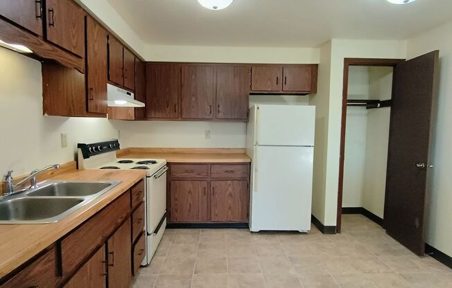 2 beds, 1 bath, 794 sqft, $1,139, Unit 1687-12