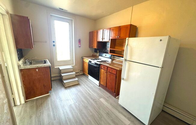 3 beds, 1 bath, $1,700, Unit 118 Apt 3