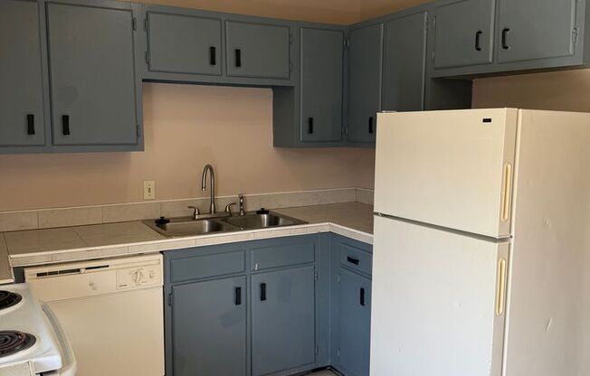 2 beds, 1.5 baths, 1,100 sqft, $930, Unit 8835-B
