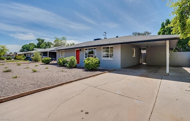 5 BEDROOM, 2 BATHROOM HOME WITH SPARKLING FENCED DIVING POOL MINUTES FROM ASU!