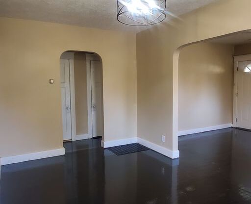 2 beds, 1 bath, $1,000