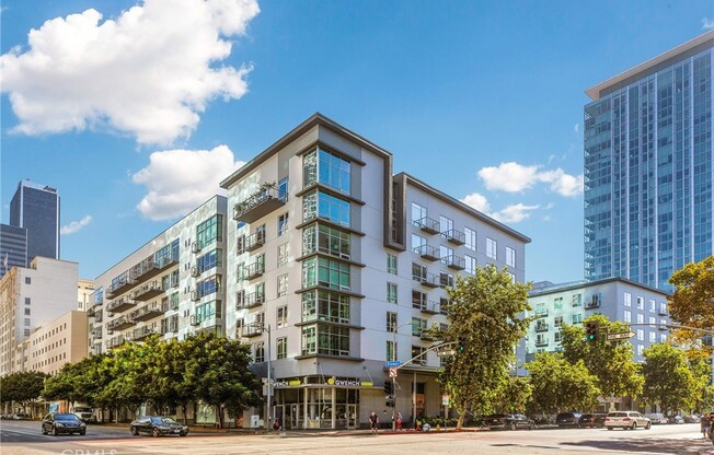 645 W 9th St