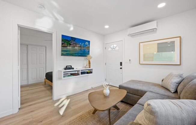 Newly remodeled and fully furnished 1 bed 1 bath in Mission Beach.