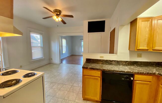 2 beds, 1 bath, $1,195, Unit 4