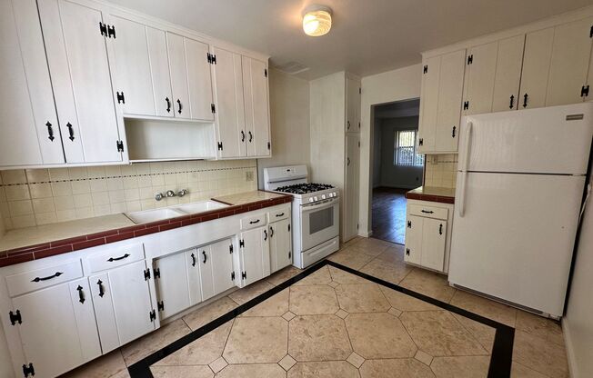 2 beds, 1 bath, $2,250, Unit 6