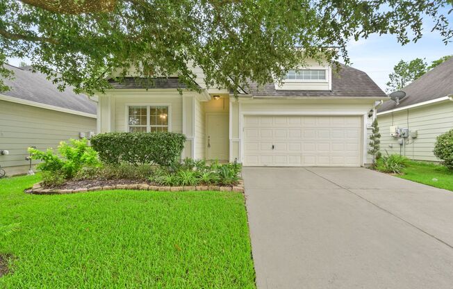 Tranquility Meets Convenience: Charming 3 Bed/2 Bath by the Lake