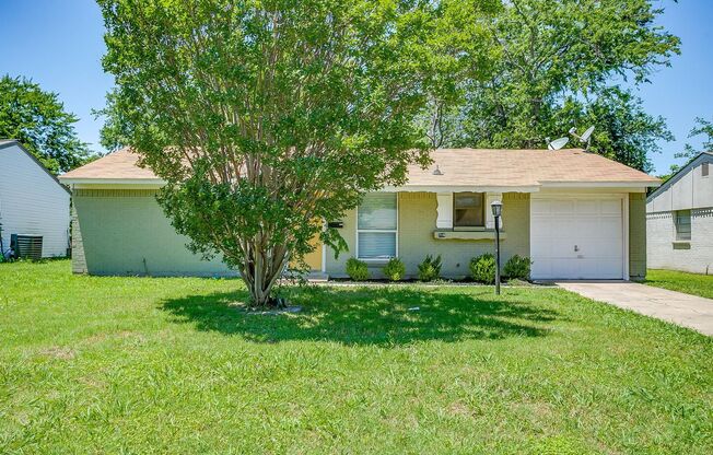 Charming Home located in the heart of Burleson!