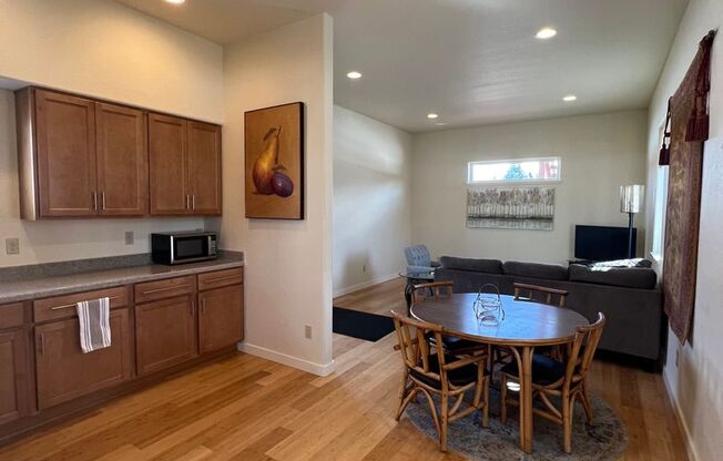 1 bed, 1 bath, $1,595, Unit Carriage House #2