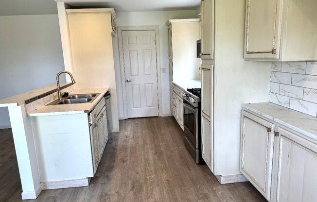 Like new!  3/2/2 Country Aire Estates