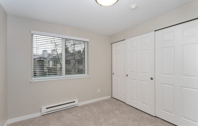 Novela Apartments Bedroom with Window and Closet Doors