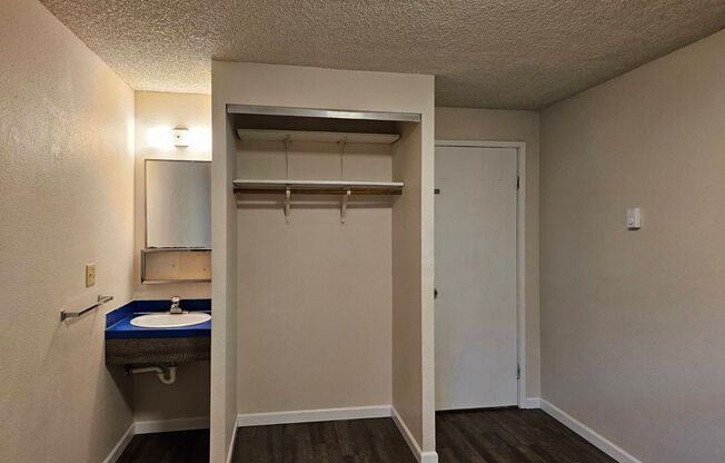 Studio, 1 bath, 200 sqft, $625, Unit 21