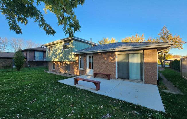 Welcome to the heart of South Holland’s Central District, where quiet charm meets everyday convenience.