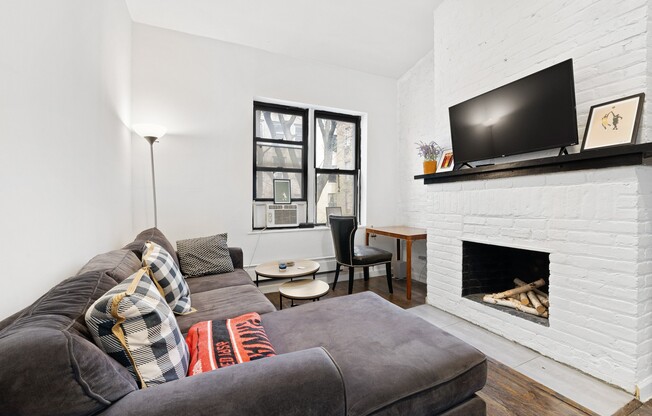 307 W 29 ST