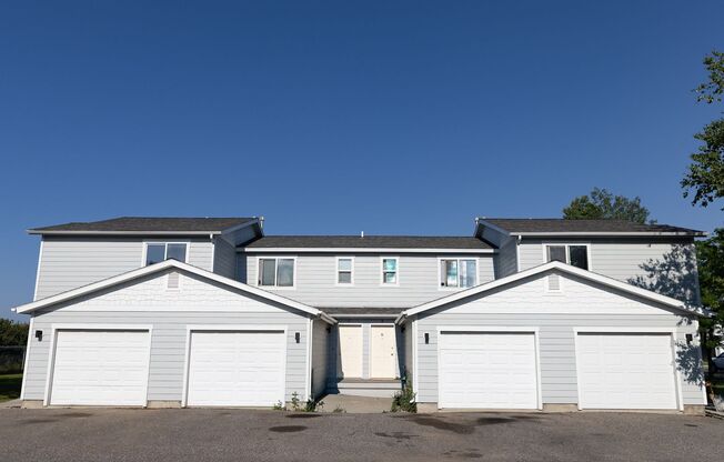 Bright & Convenient Townhouse Living!