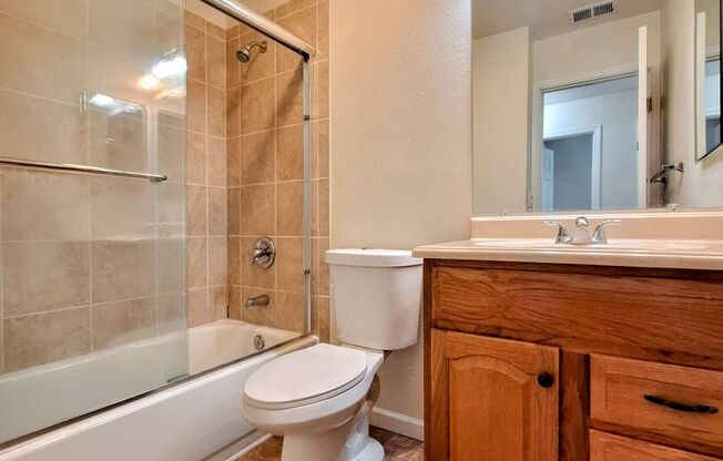 Great Second Floor 2bd Condo With Pool in Gated Complex