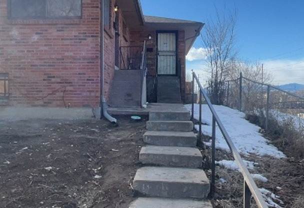 4 Bedroom 2 Bathroom in Denver's Villa Park!