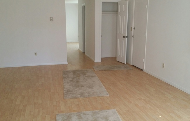 UTC Duplex 1475 Sq Ft 3 bedroom 1.5 ba wood floors