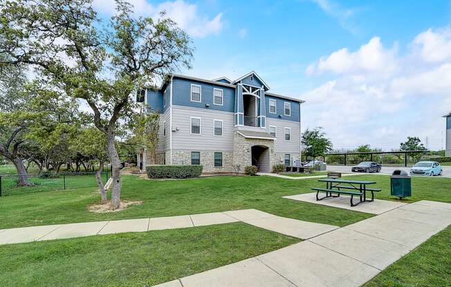 a picnic area is available at the enclave at woodbridge apartments in sugar land, tx