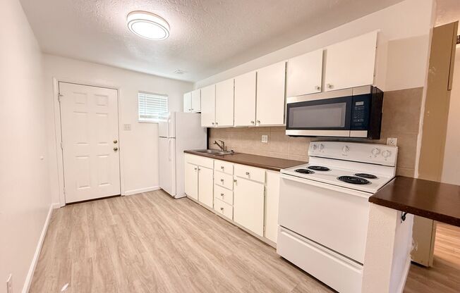1198-1199-1200-1201:  9404 Candelaria Blvd NE