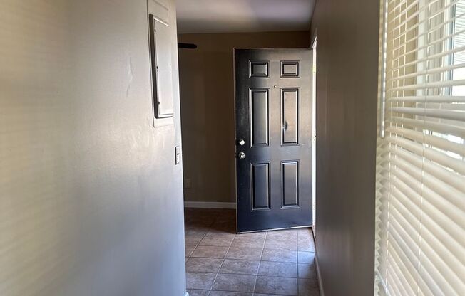 2 beds, 1 bath, $1,100, Unit 6