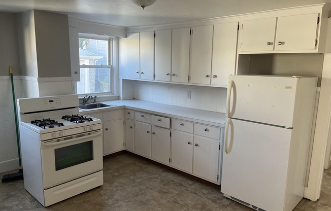 2 beds, 1 bath, 900 sqft, $2,500, Unit 18