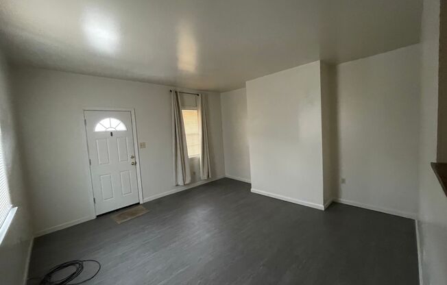 2 beds, 1 bath, $1,100, Unit 128 Railroad Street