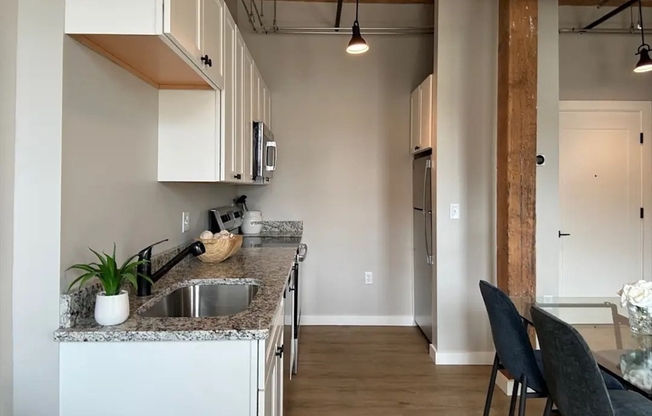 Studio, 1 bath, 425 sqft, $1,600, Unit 204