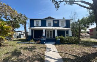 Fantastic Palmetto Multi-unit located just past Downtown Bradenton!