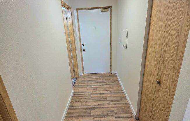Renton Sunset Heights Condominiums - 2 bedroom 1 bathroom lower floor unit - W/S/G included- Available NOW!!