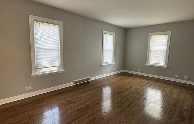 Move-in ready 3-bedroom home located in Lansing, IL!