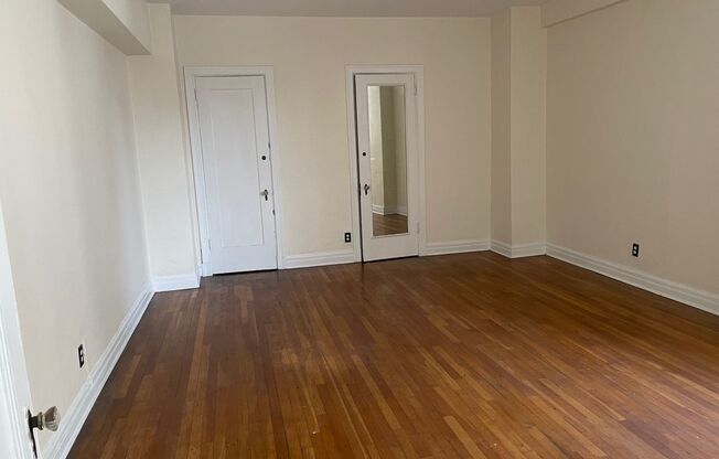 1 bed, 1 bath, 962 sqft, $1,525, Unit New King Edward  805