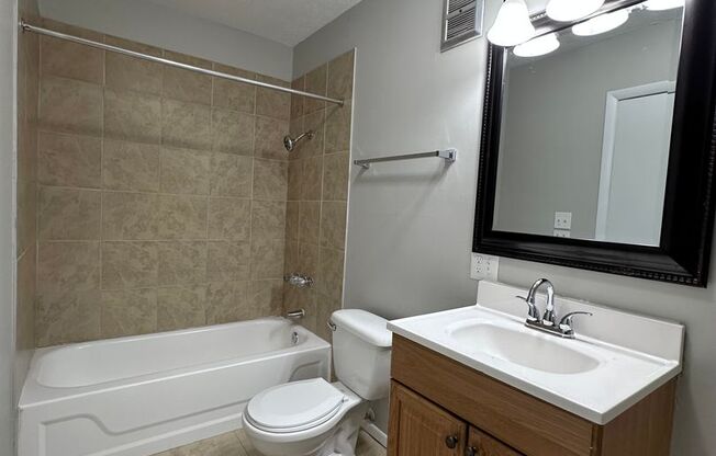 2 beds, 1 bath, 1,000 sqft, $1,368, Unit 11