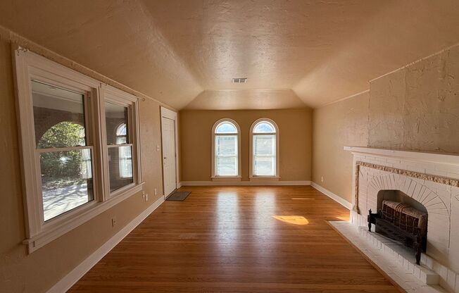 Charming & Spacious 1-Bedroom Duplex in Oklahoma City!