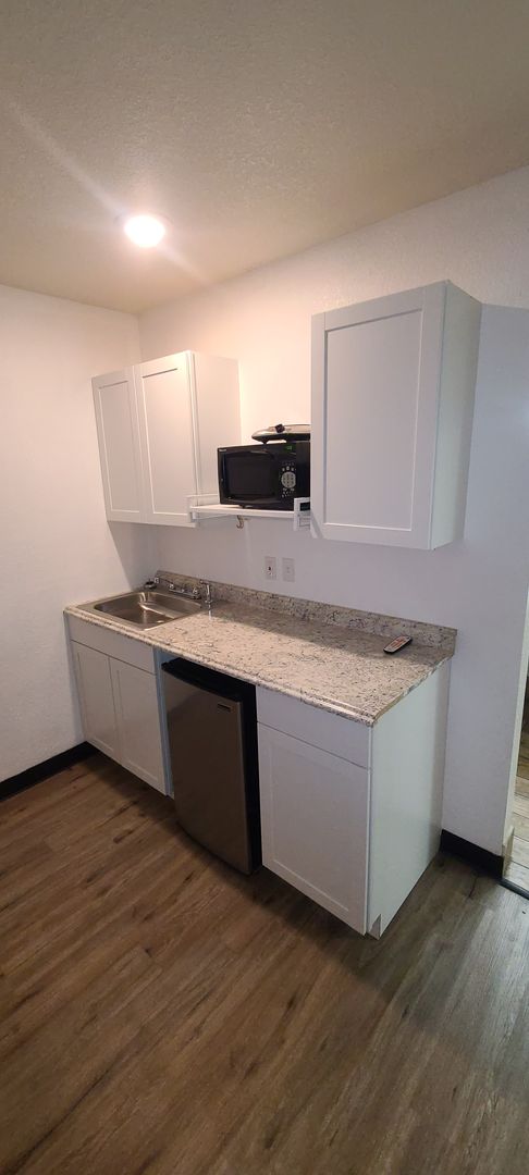 Studio, 1 bath, $895, Unit 124