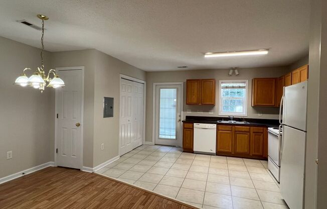 Spacious 2 Bed/2.5 Bath Townhome - Convenient Location - Neutral Interior - 2 Primary Bedrooms