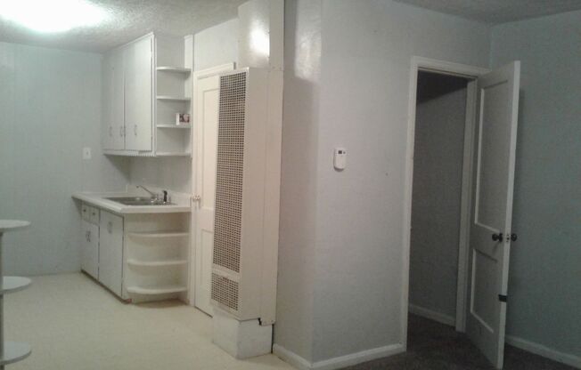 Studio, 1 bath, $485, Unit 13