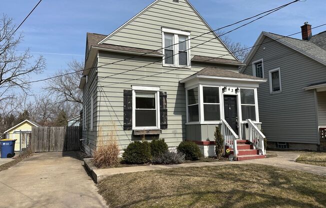 643 Pleasant SE- Water included. Central Air!