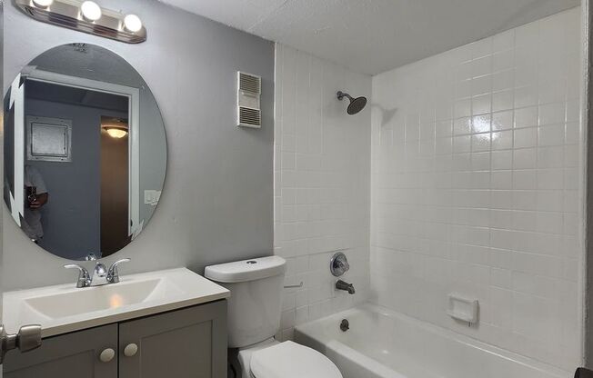 Spacious 1 Bd / 1 Ba Apartment Home ** UNDER NEW MANAGEMENT **