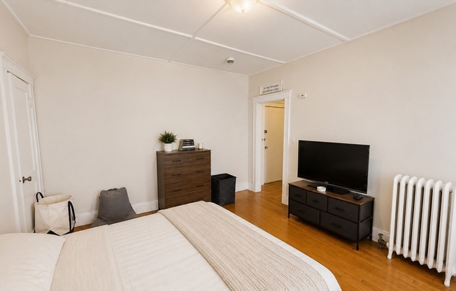 Studio, 1 bath, 999 sqft, $2,400, Unit 3