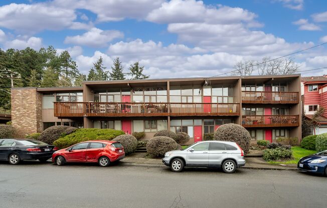 Ravenna Park Vista - Charming Urban Retreat: Spacious Studio to 2-Bedroom Homes Near Ravenna Park & University District